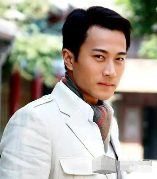 如今43岁的刘恺威越来越年轻早年从稚嫩到大叔差距太大