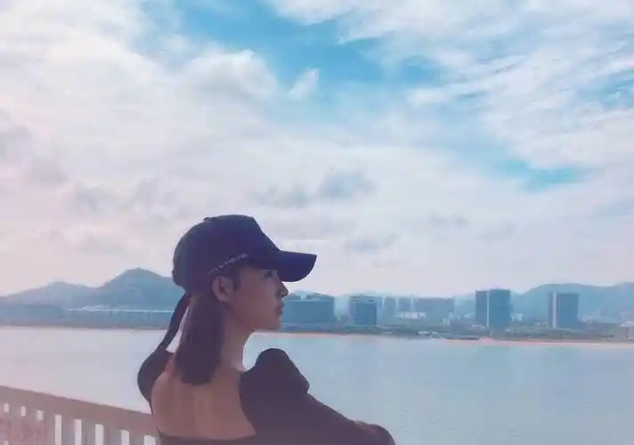 原创李沁穿衣最大胆的一次露背装狂秀美背瘦得让人心疼