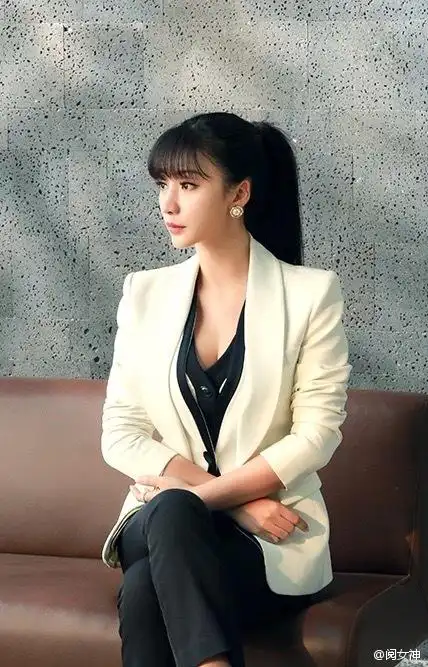 性感女神柳岩岩总裁穿起职业装也是性感迷人