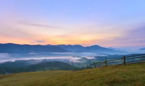 秋季黎明秋季高地的乡村黎明照片