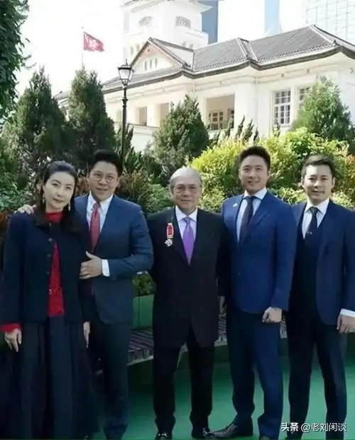 霍启刚弟弟霍启仁求婚成功,女方小8岁,身材高挑神似妈妈朱玲玲