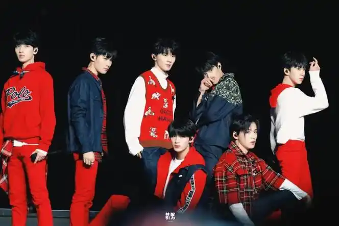 tf家族四代站姐愚人节团建tfboys时代少年团tf三代四代大合照