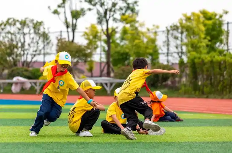 学生在操场玩游戏.学生在操场玩游戏.