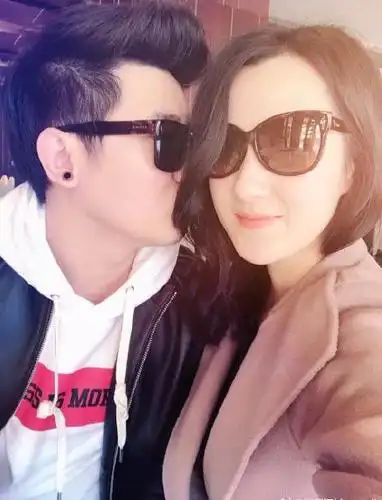 在前些天正好是汪苏泷和妻子的结婚纪念日,照片中两人牵手在商场逛街