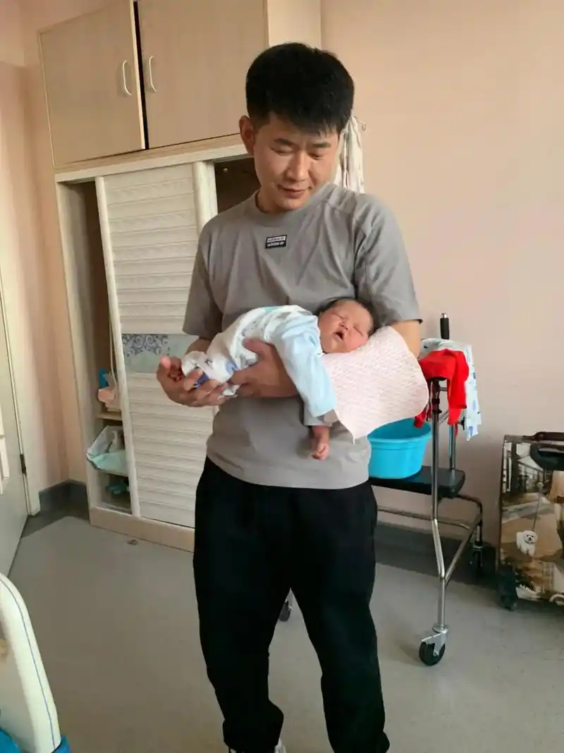 初为人父的艾老师逐步适应新角色,祝父亲节快乐 #不缺席的爸爸 - 抖音