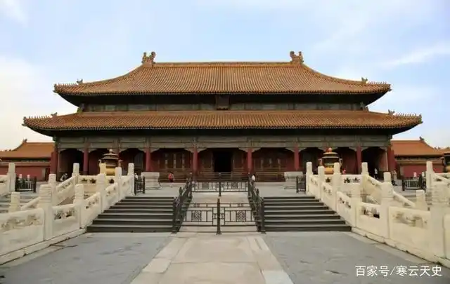 它占地面积有72万平方米,宫殿总共有七十多座,以太和殿,中和殿,保和殿