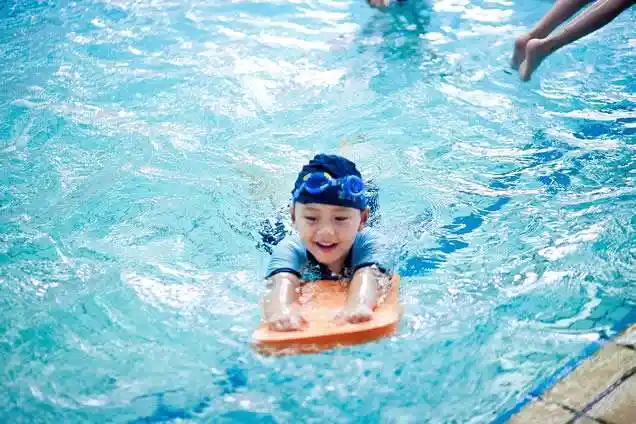 yourbaby育儿课堂告诉你,目前大部分家长对于游泳给宝宝带来的好处