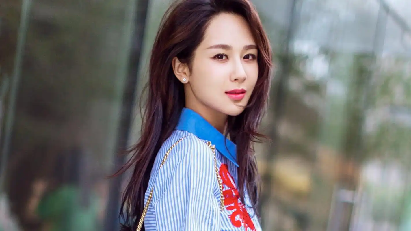 杨紫宣传新戏,自爆搞剧宣手机壳秀;王俊凯被传是gay因戴耳钉;虞书欣