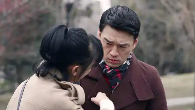 守婚如玉:何健没抓住罪犯,遭美女猛锤胸肌嘲笑,画面太搞笑!