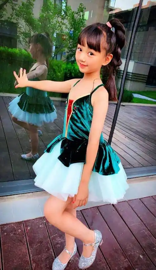 小山竹晒照庆祝8岁生日,小萌娃长成亭亭玉立美女了,甜美又可爱_漂亮