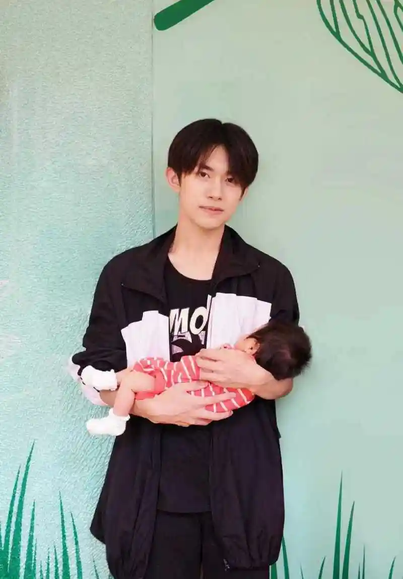 易烊千玺抱胖虎家娃儿 啊哈哈哈,这个生疏拘谨的劲,好有爱