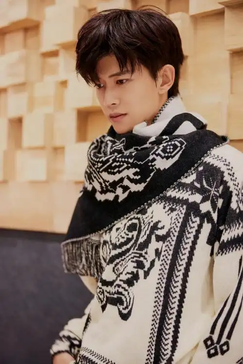 任嘉伦周末三宫格随拍#任嘉伦最新写真,花纹毛衣沉稳帅气!