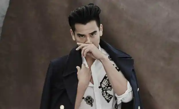 彭于晏在日本被偶遇,坐豪车开车的是个女生,被质疑和富婆谈恋爱