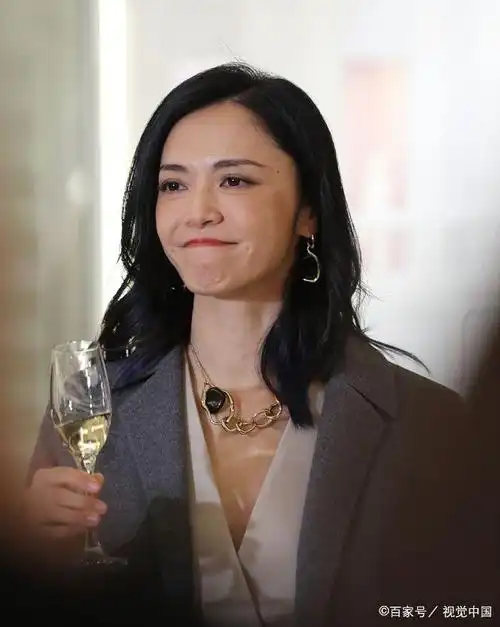 姚晨点缀金属项链浅笑迷人显优雅短发披肩穿西装利落干练