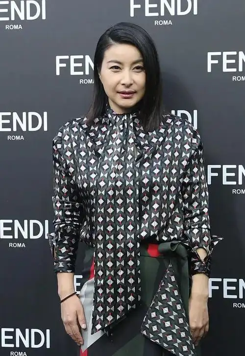 郭晶晶短发好干练穿衬衫配半裙没有豪门阔太样勒出赘肉好真实