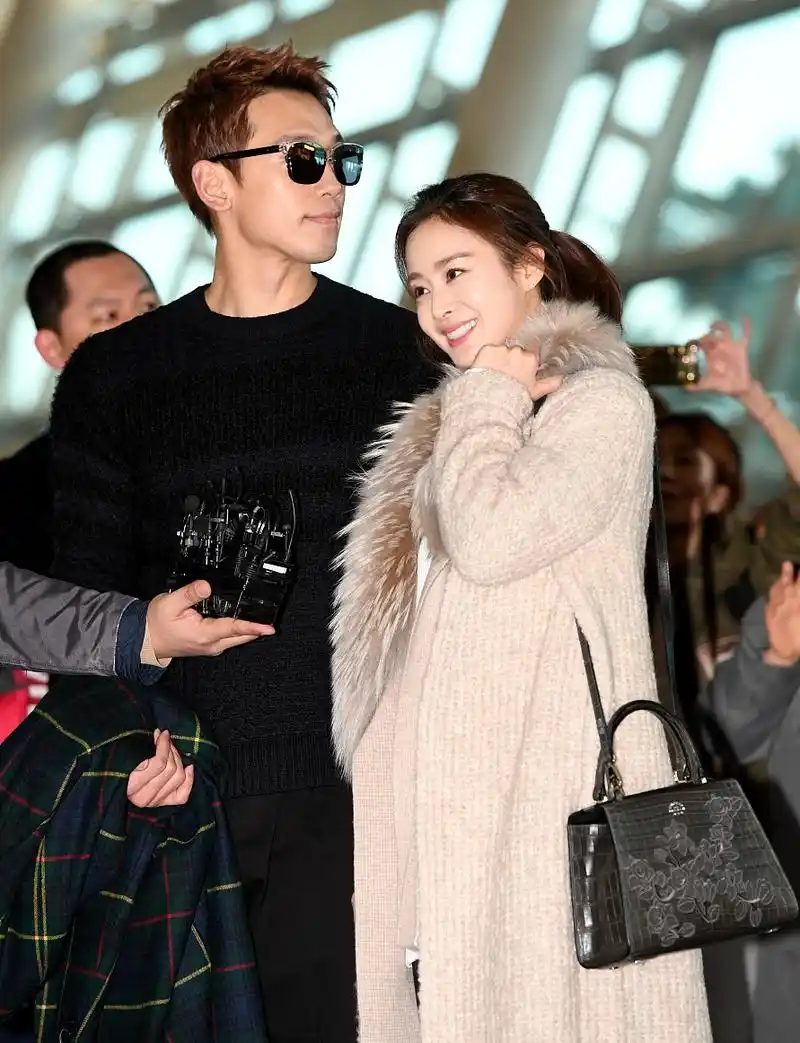 原创金泰熙牵手老公现身,一袭米色外套太气质,扎高马尾还像女学生