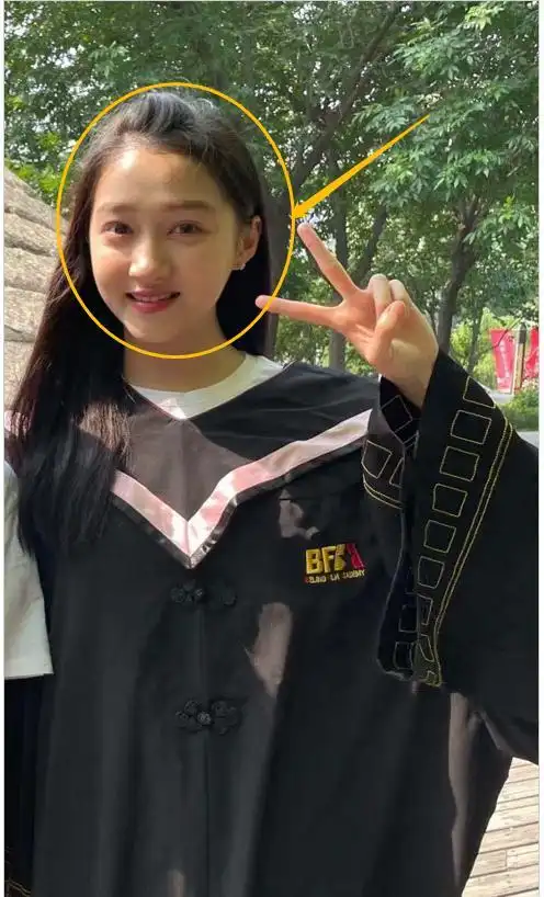 王俊凯回学校拍毕业照,稳居c位太耀眼,关晓彤素颜拍摄成赢家