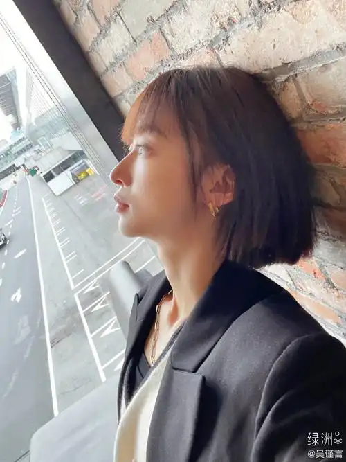 吴谨言的短发造型可甜可飒风格多变