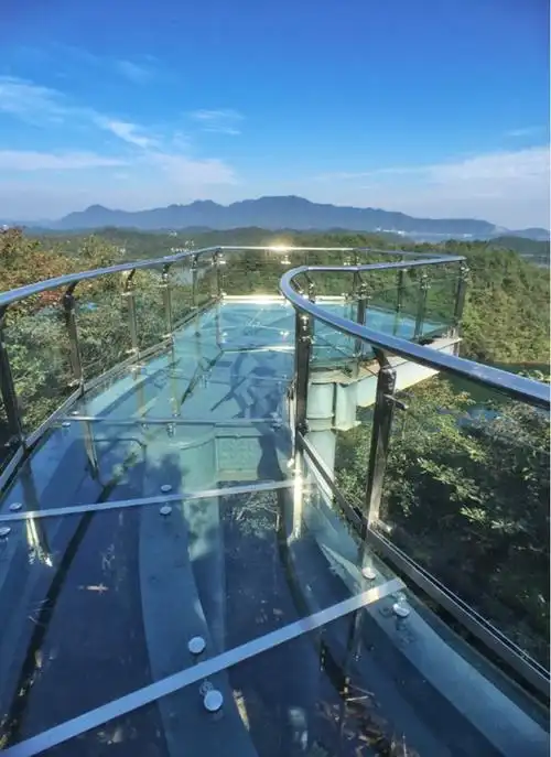 ▼庐山西海风景区岛屿建成的玻璃栈道▼夏宁作品·庐山西海风景区岛屿