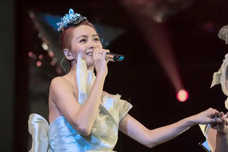 出道20年梁咏琪2016好时辰演唱会上海举行