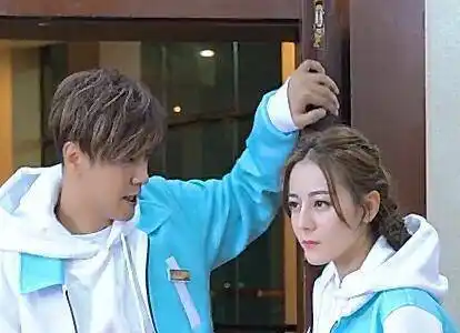 《极挑》迪丽热巴懒理粉丝专心做任务,张艺兴拿扇上船动作太好玩_节目