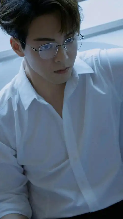 在这一期壁纸中,曾舜晞展现了他多面而迷人的风采,让人忍不住想要一探