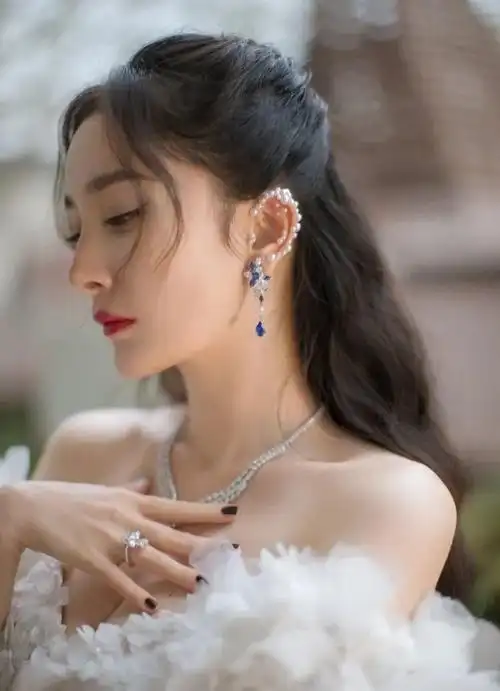 明星都在抢着戴的珍珠配饰到底有什么魅力