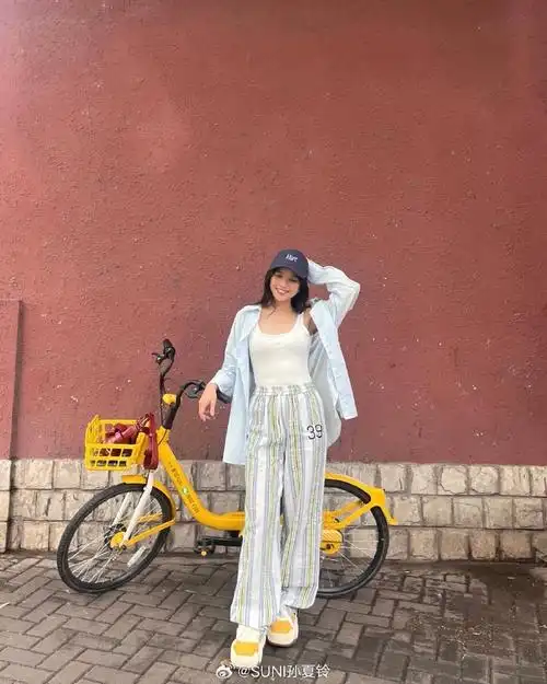 另外,谢谢tia姐姐送我的帽子,我很喜欢93  祝@tia袁娅维《月亮