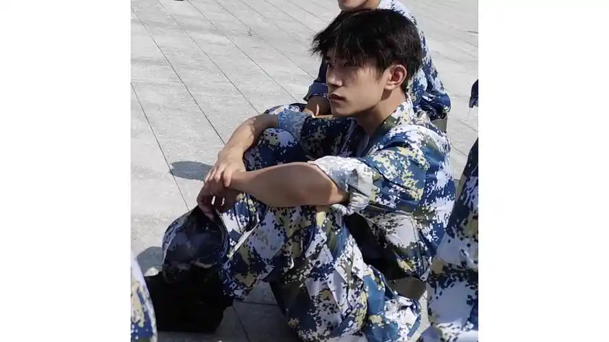 穿迷彩服席地而坐 易烊千玺中戏军训好帅气