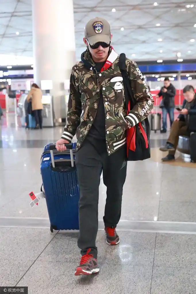 林丹墨镜遮面背训练包拉行李箱低调前行