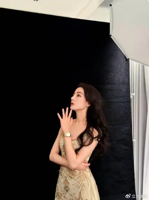 迪丽热巴穿碎钻透纱裙精致靓丽 身姿婀娜美如油画|碎钻|纱裙|迪丽热巴