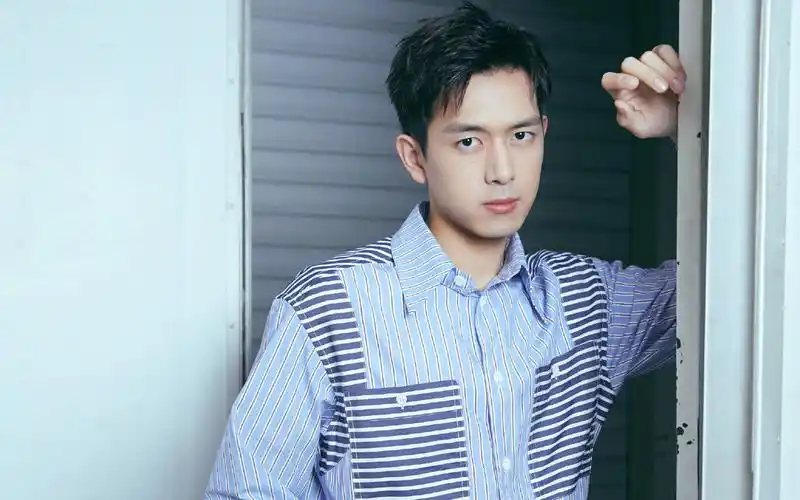 小清新李现帅气壁纸_你的现男友出现_明星图片_精品库