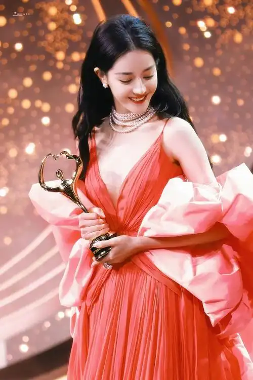 迪丽热巴粉色吊带裙倾国倾城回眸wink百媚生艳压了同框的杨紫