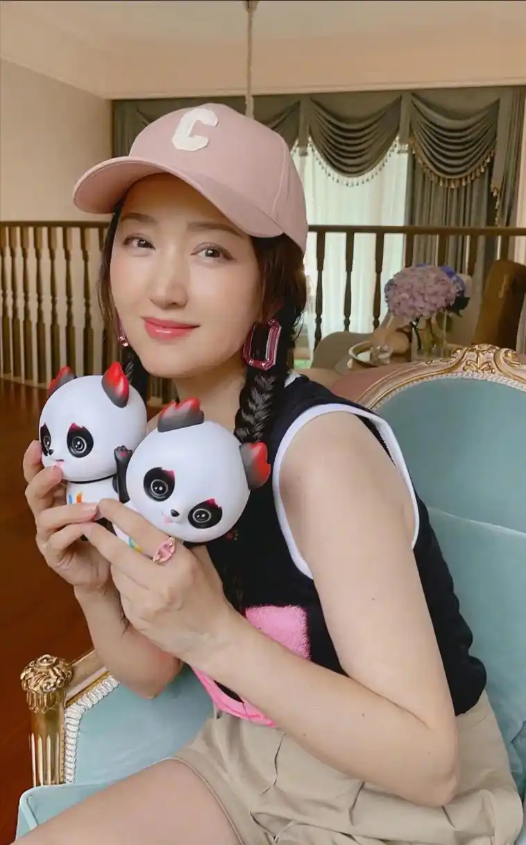 秋日生活创作季# 52岁杨钰莹一个人的生活,太过悠闲又舒适!