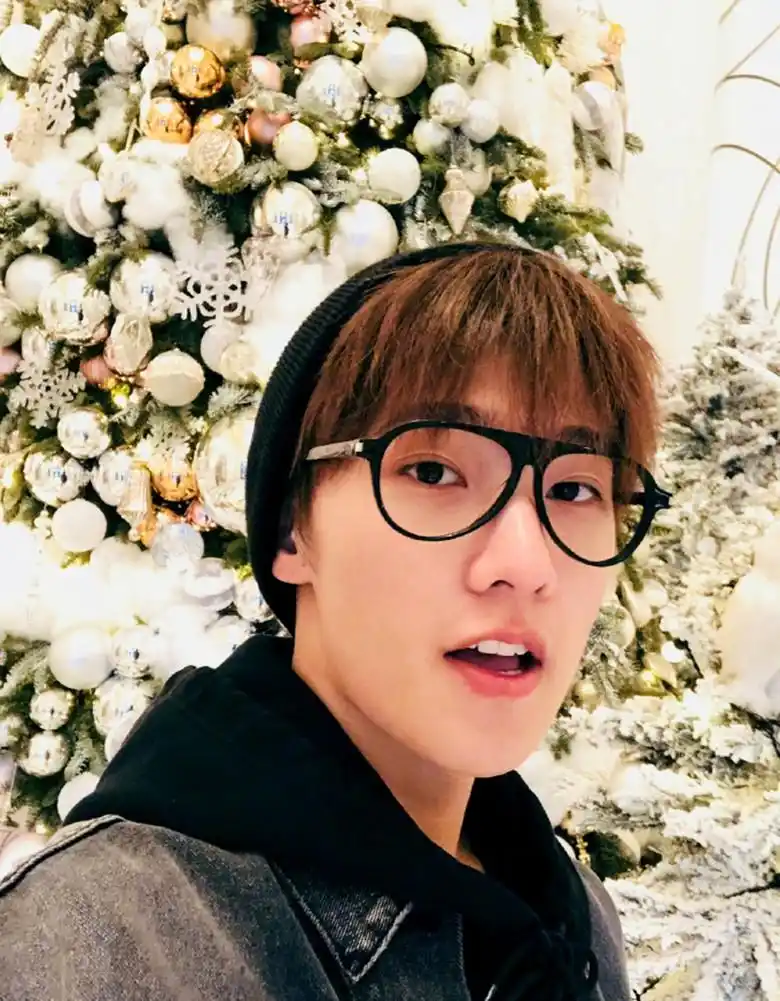 杨洋素颜现身,网友直呼:那么萌,太像日系的小哥哥了!