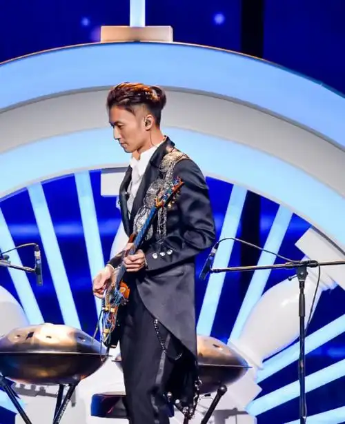 40岁谢霆锋不服老,扎丸子头穿西装变身潮男,比小鲜肉还会打扮