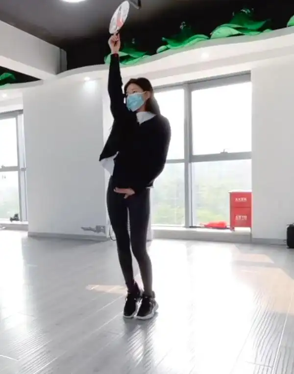 赵露思练舞照曝光穿健美裤出镜腿型抢镜真实体重被质疑