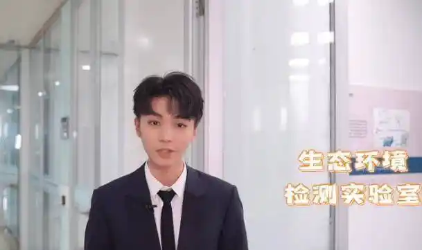 原创王俊凯再宣新身份到最高人民检察院学习新发型西装领带好气派