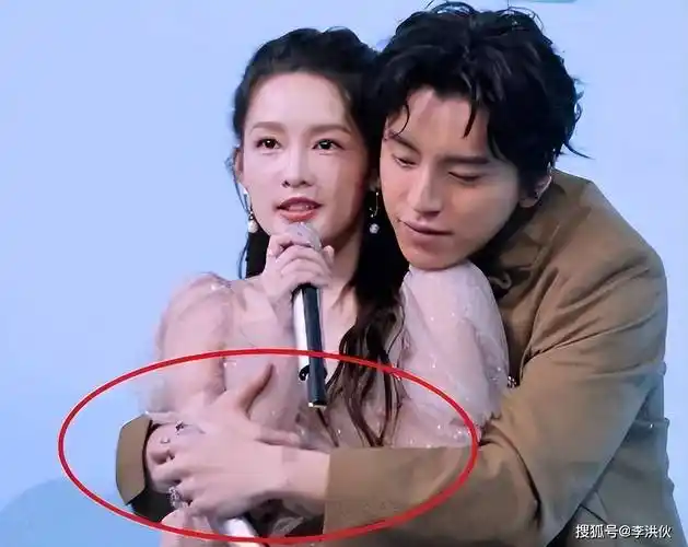 杨幂春晚彩排下班,被陌生男子摸头 盘点女明星被"咸猪手"的瞬间_韩雪