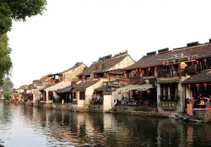 浙江有一"离奇"古镇,白天门票高达95元,晚上免费进入