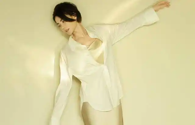 51岁王菲内衣大片玩新花样,穿衬衫少系扣内搭缎面裙,小鸟腿抢镜