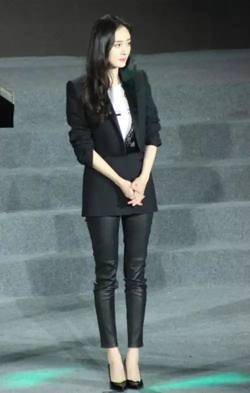 衣品大退步杨幂西装配皮裤耍酷不成反显土还败给了袁咏仪