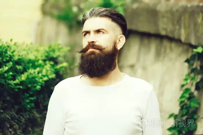 时尚的大胡子的男人户外照片-正版商用图片07p08y-摄图新视界