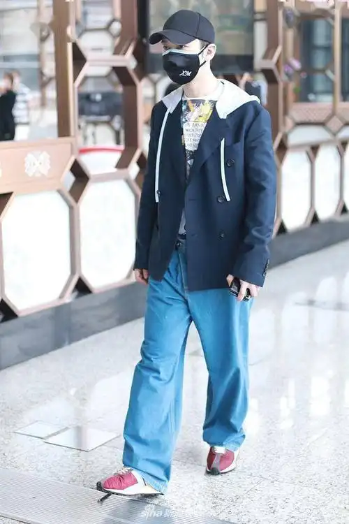 黄晓明穿帽衫配阔腿裤手插裤袋凹造型显呆萌
