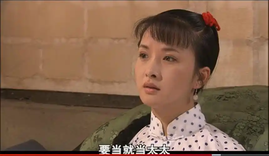 《大宅门》里的李香秀,一个抱狗的丫头,凭什么这么拽?