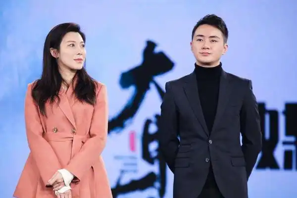 《大中医》是由臧溪川执导,于朦胧 ,蒋梦婕,沈泰,林鹏领衔主演,倪大红