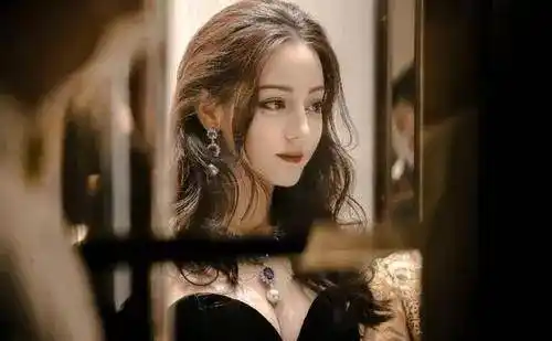 娜扎vs热巴,傻傻分不清楚,童年时期却相差太远_长相_新疆_五官