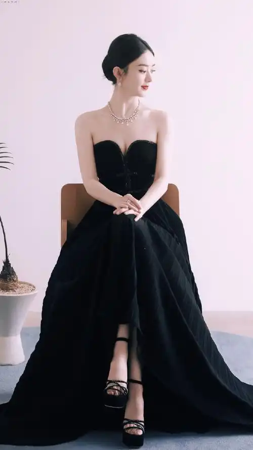 赵丽颖黑色复古裙##白玉兰提名酒会