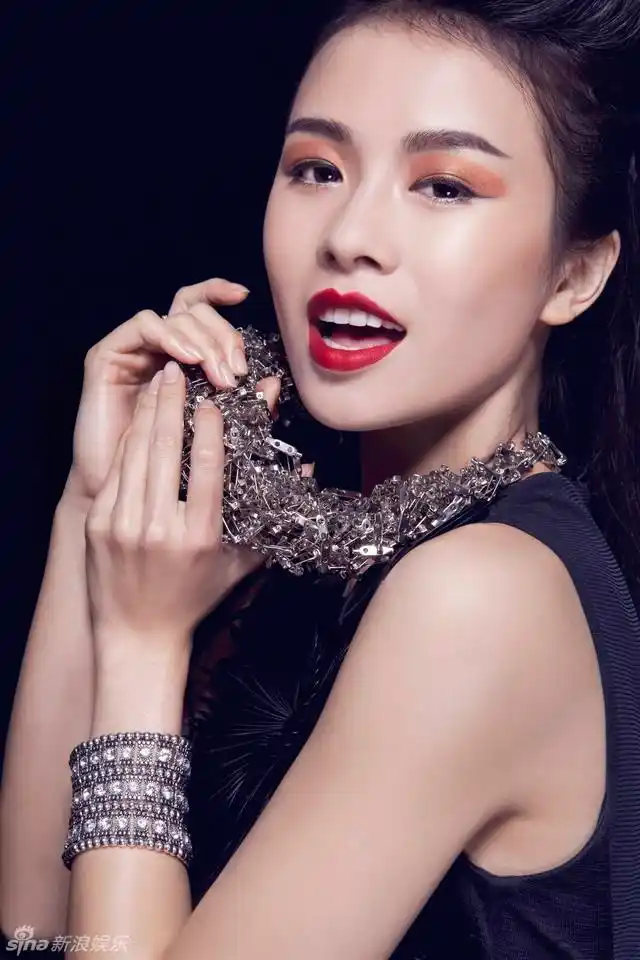 组图:黄小瑜新年大片尽显冷艳_高清图集_新浪网