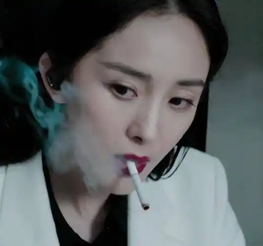 靠"抽烟"封神的女星,女人酷起来,就没男人什么事了_感觉_张柏芝_经典